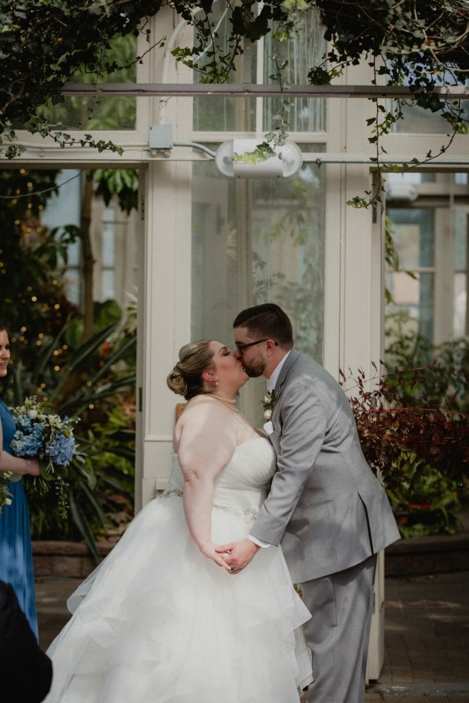bride and groom kissing botanical gardens