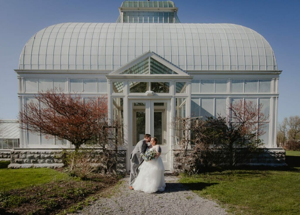 botanical gardens wny bride and groom