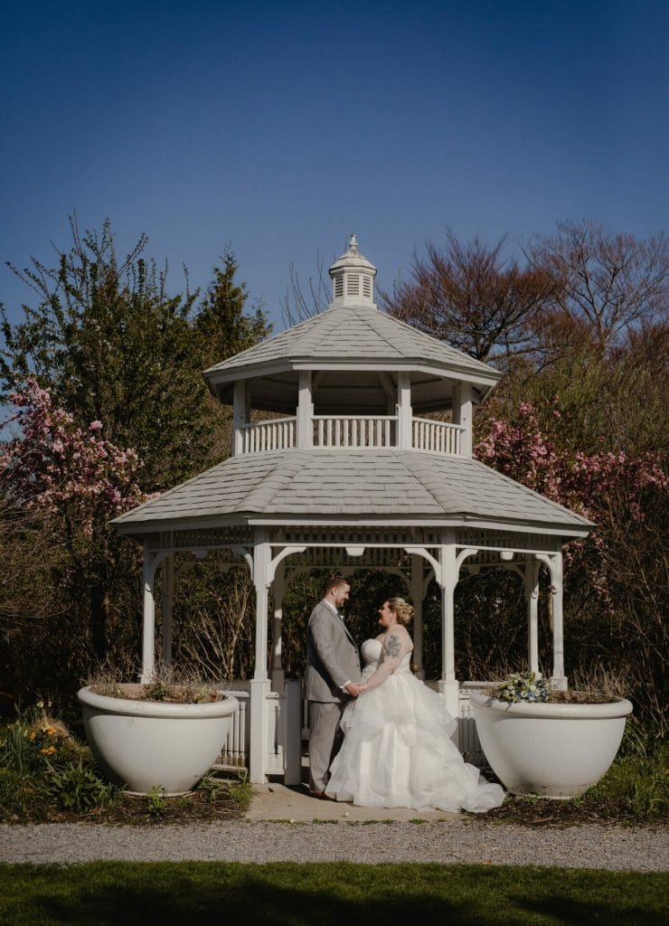 bride and groom scenic picture botanical gardens